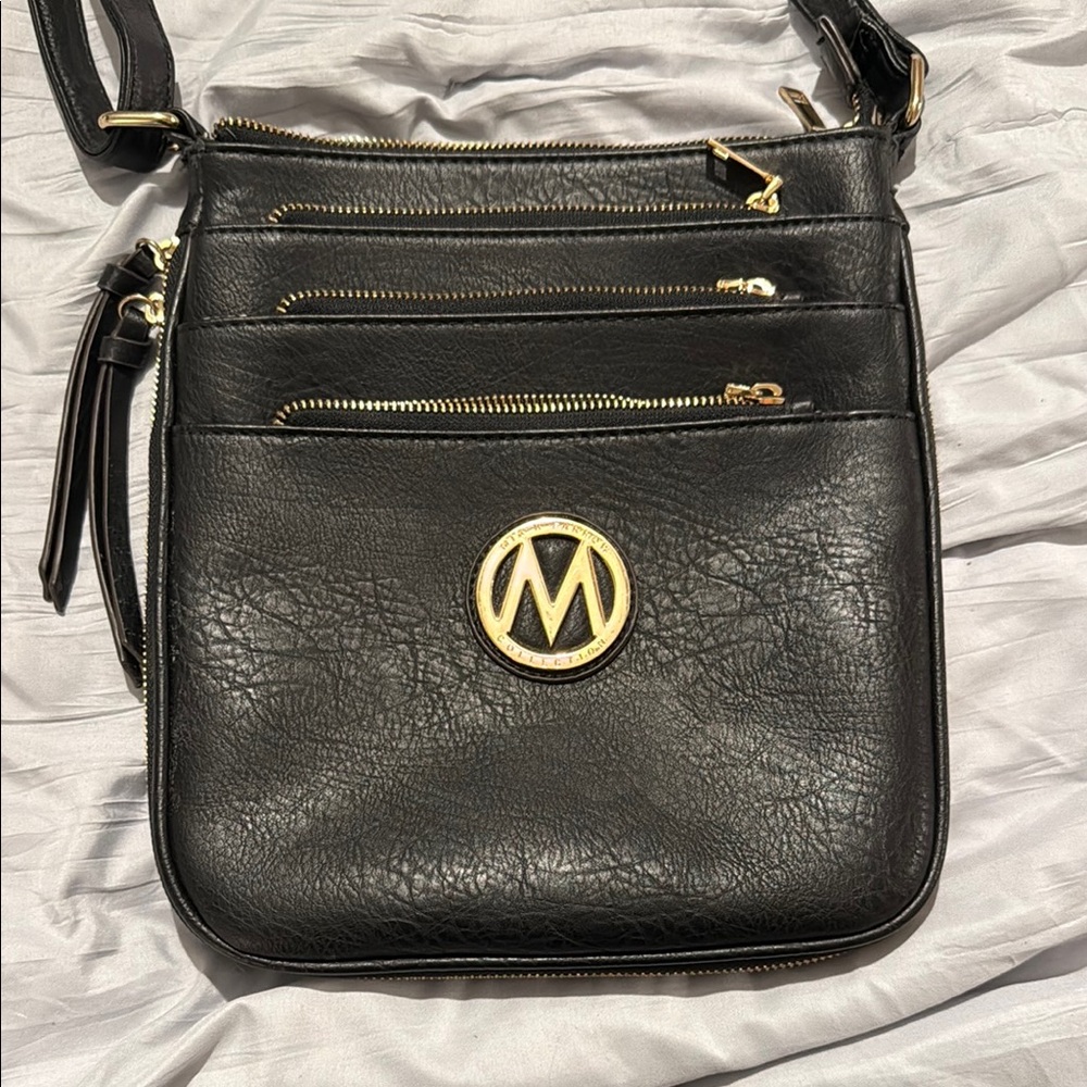 Sleek Black and Gold Crossbody Bag with Textured Finish